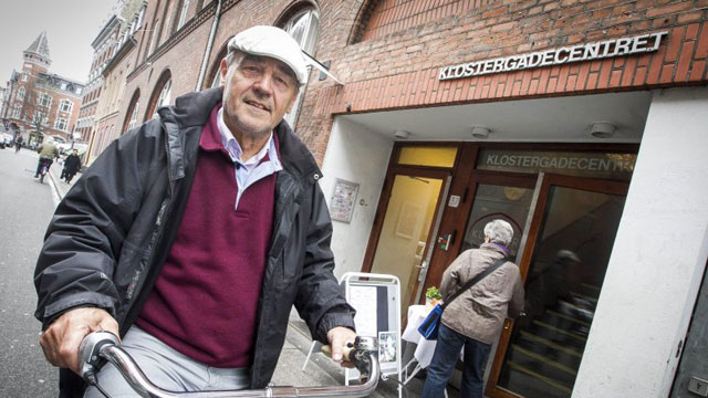 Poul-Erik Tindbæk, 69 år og selv bedstefar, fik ideen til en »skoleonkel- og tante-ordning« på Højvangskolen i Stavtrup. Foto: Axel Schütt